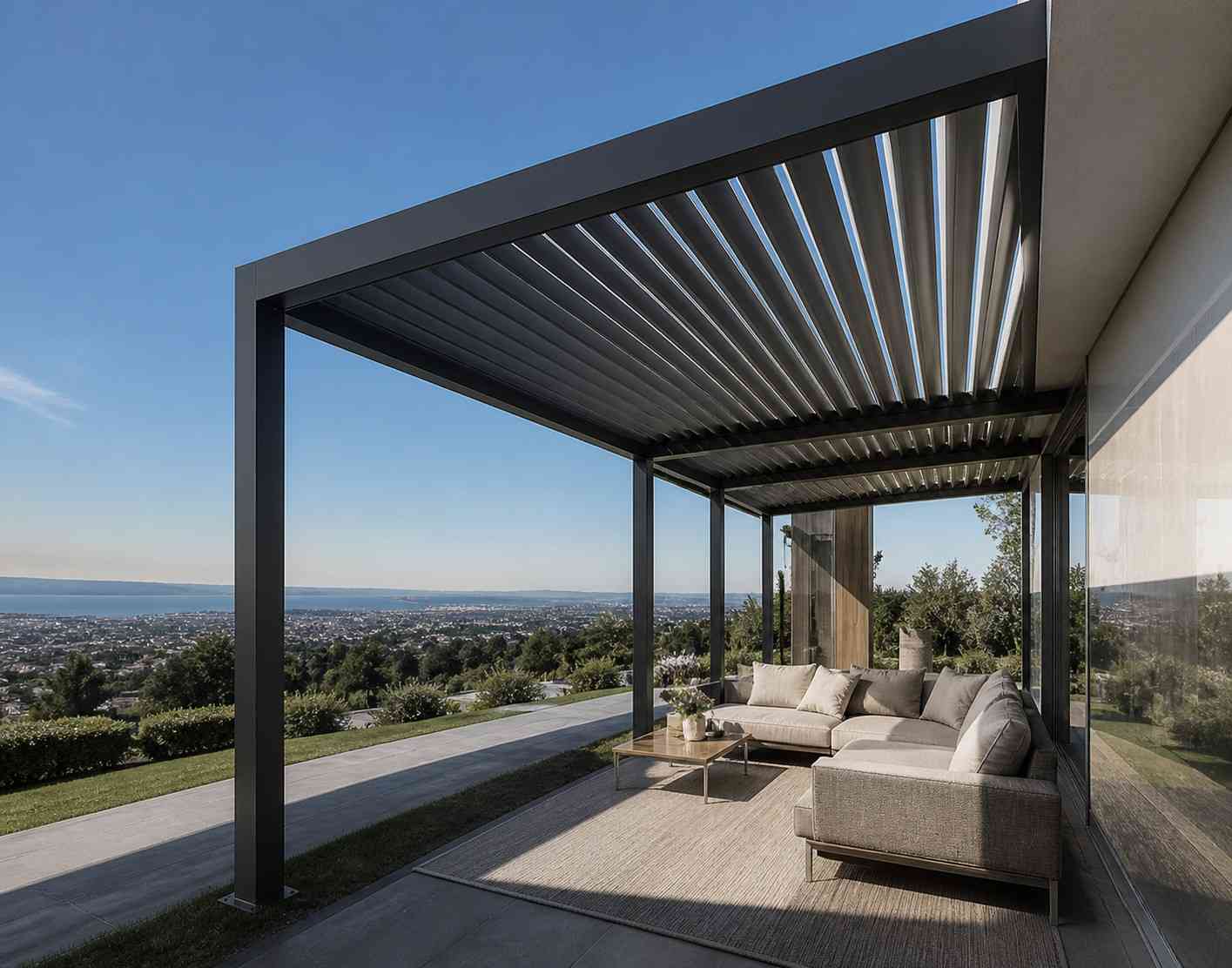 Bioclimatic pergola with glass enclosure