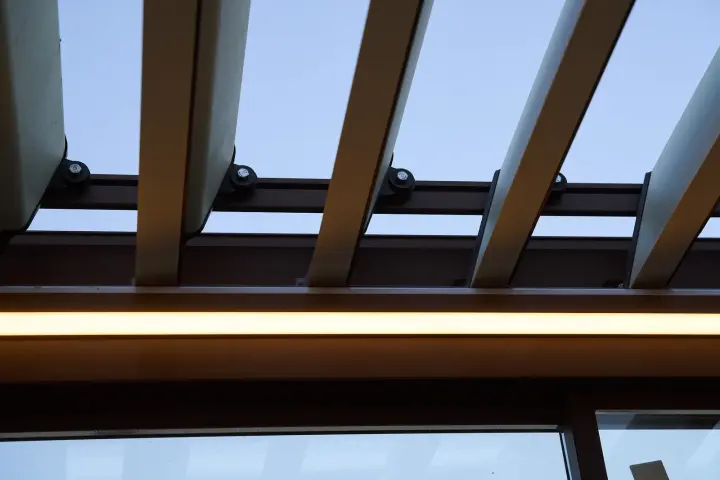 Louvre rotation mechanism integrated into the beam