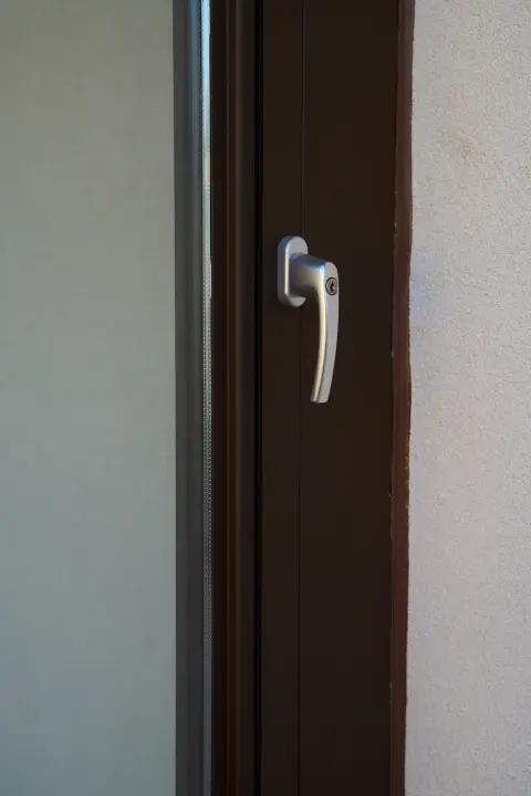 Recessed lockable handle on the sliding panel