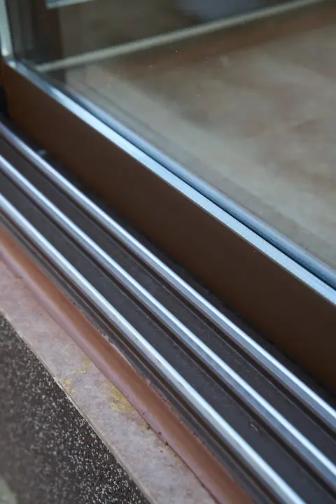 The four sliding tracks with stainless steel insert
