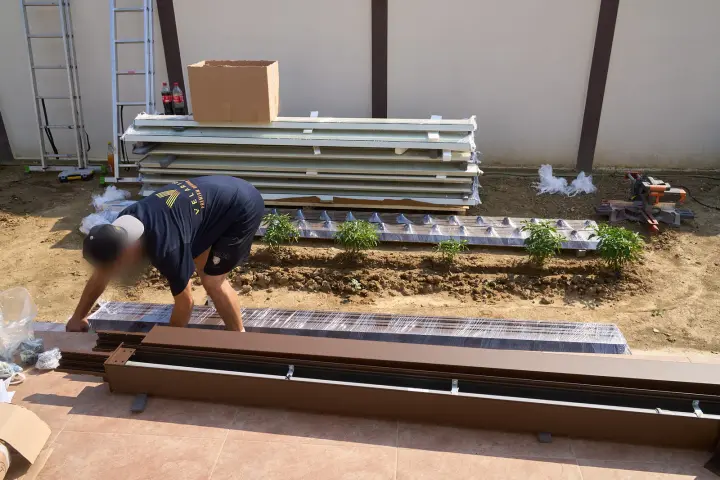 Unpacking the aluminium profiles before installation