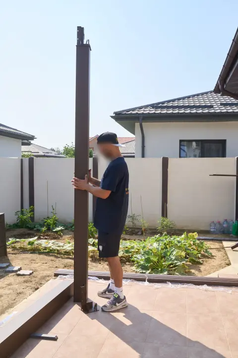 Raising the first aluminium post of the bioclimatic pergola