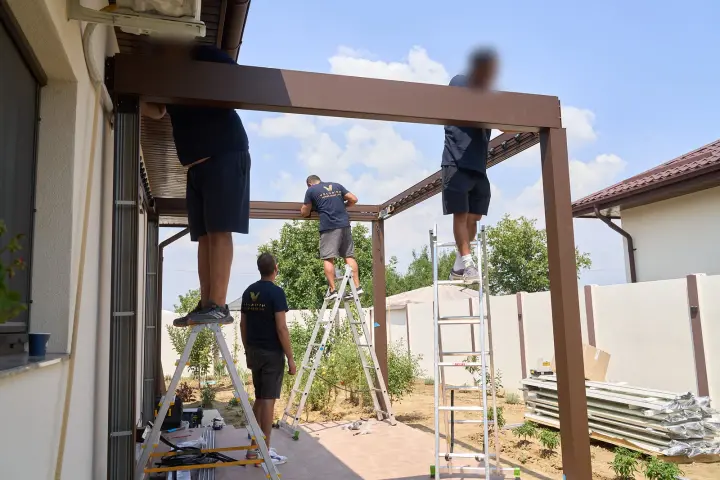 Fixing the pergola beam to the wall of the house