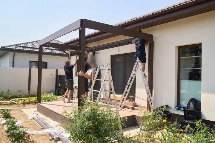 The perimeter frame of the bioclimatic pergola assembled on the terrace