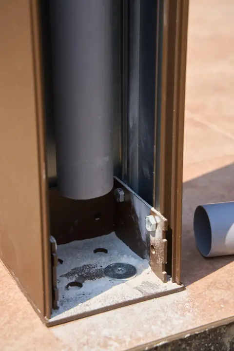 Drainage pipe fitted inside the aluminium post