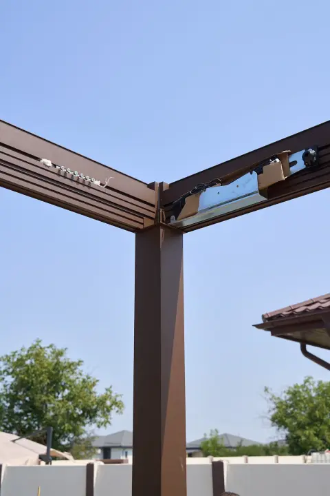 Corner detail of the bioclimatic pergola structure