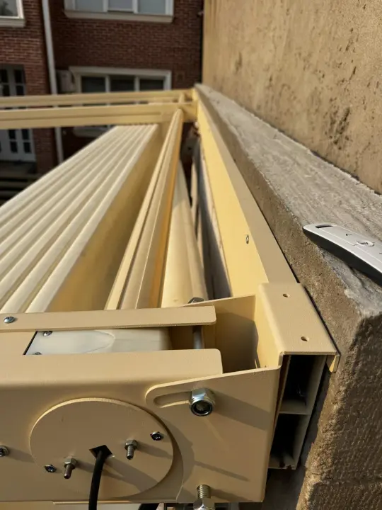 Membrane retraction mechanism inside the end housing