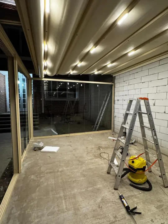 LED spotlights integrated in the membrane profiles, switched on