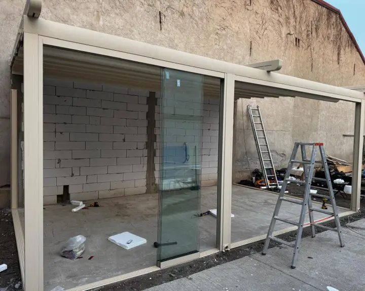 Fitting the first frameless glass panel